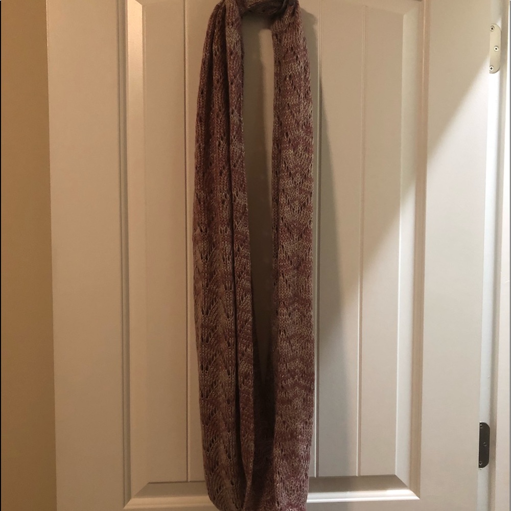 Grey/pink scarf.